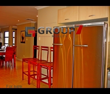 Expansive kitchen