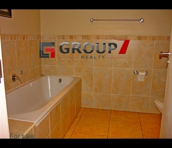 Bedroom 2 en-suite bathroom with tub