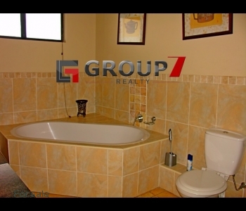 Bedroom 1 en-suite bathroom with tub