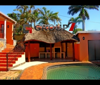 Entertainment area with pool and lapa