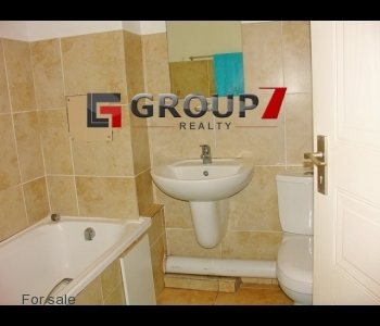 En-suite bathroom with bath tub