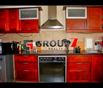 Kitchen with washing machine / tumble dryer